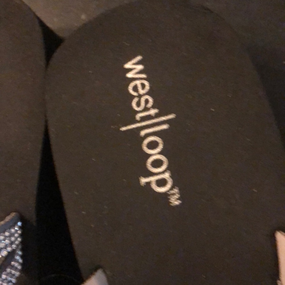 Cute flip flops/Sandals - Picture 3 of 4